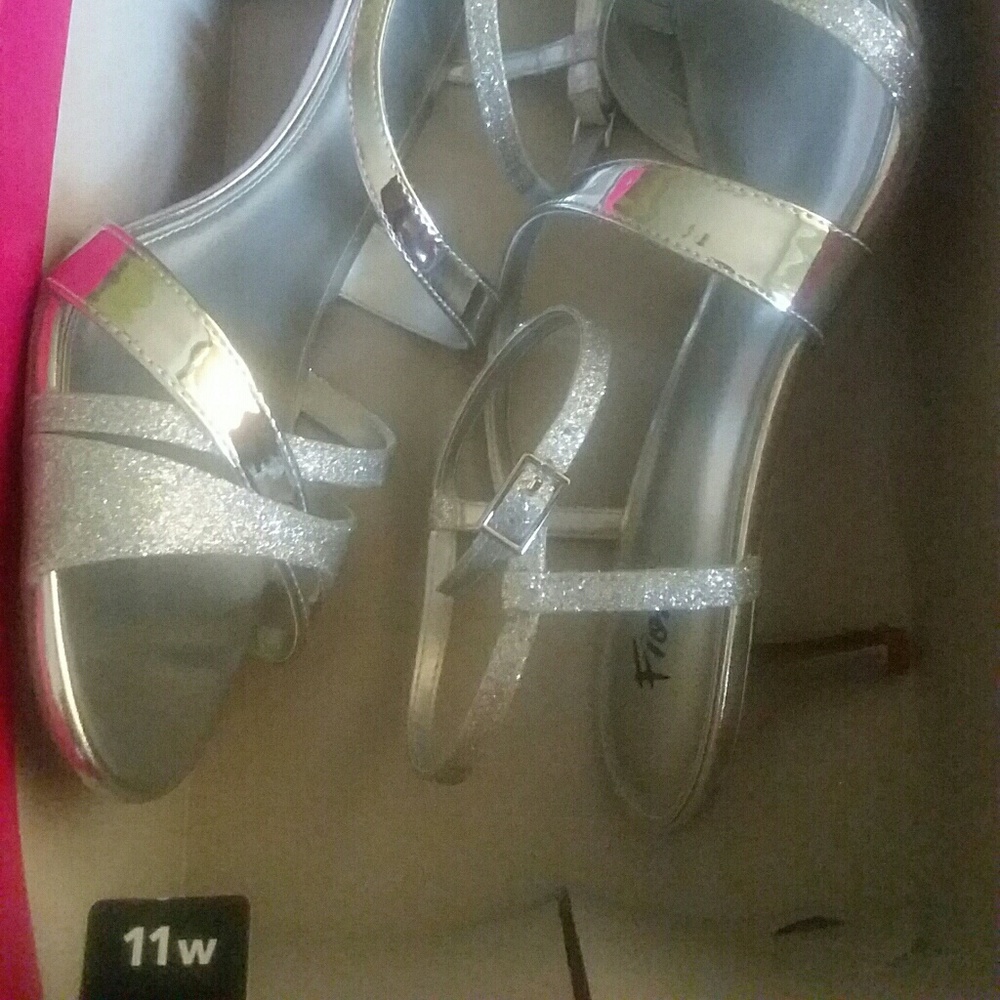 🌻3/$39🌻FIONI SILVER & GLITTER HEELS Sz 11W - Picture 3 of 8